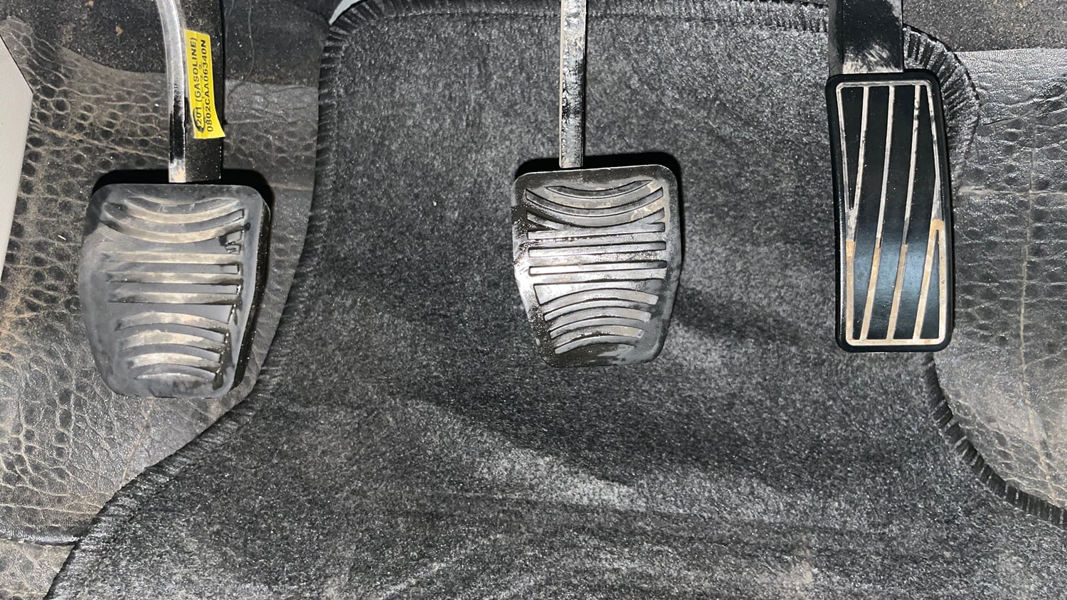 Used 2022 Mahindra XUV 300 W8 1.2 Petrol Petrol Manual interior PEDALS VIEW