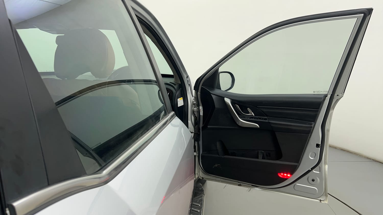 Used 2019 Mahindra XUV500 W11 (O) AT Diesel Automatic interior RIGHT FRONT DOOR OPEN VIEW
