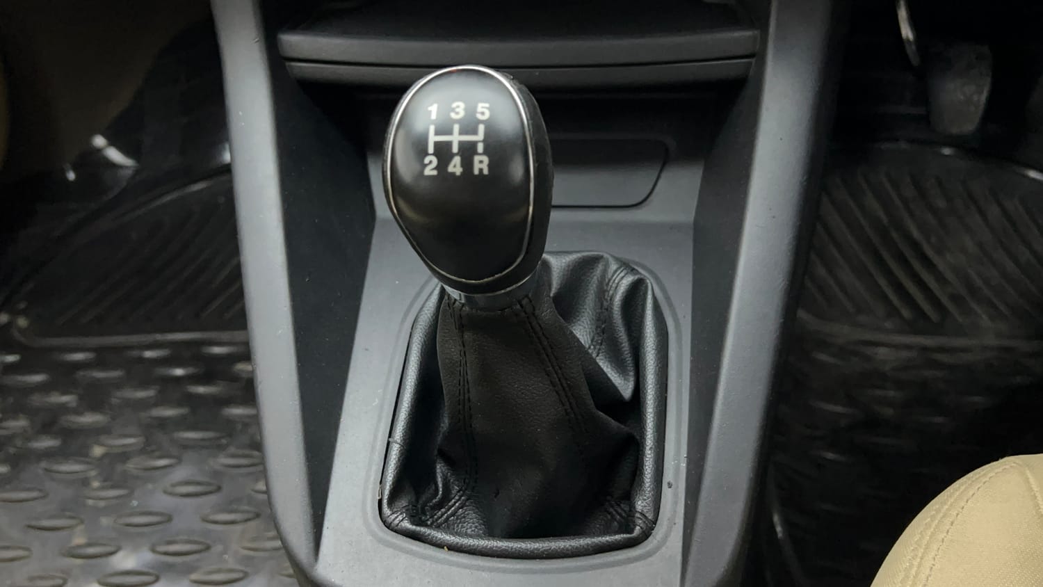 Used 2016 Ford Figo Aspire Trend 1.2 Ti-VCT Petrol Manual interior GEAR  KNOB VIEW