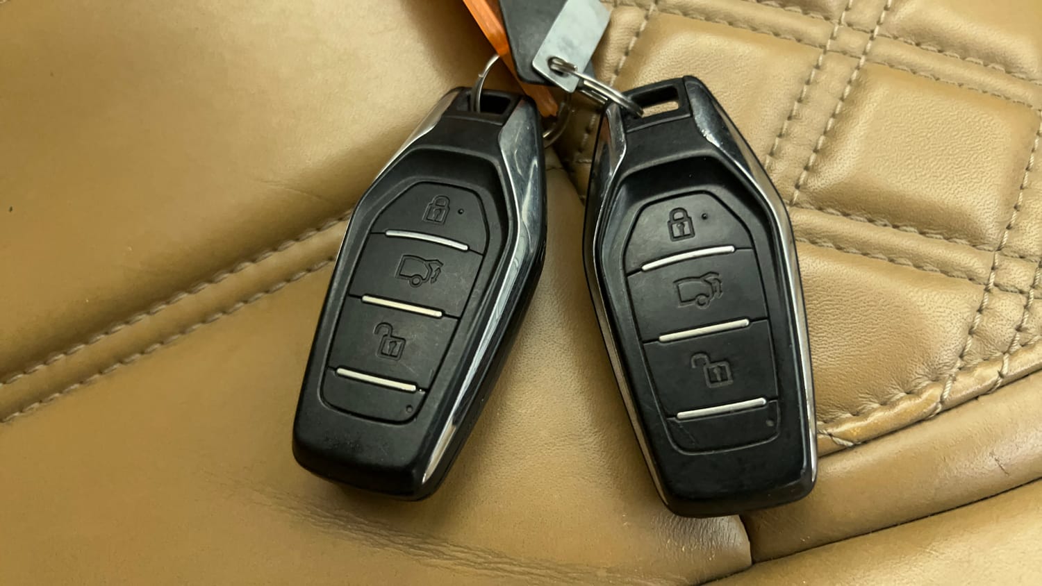 Used 2019 Mahindra XUV500 W11 (O) AT Diesel Automatic extra CAR KEY VIEW