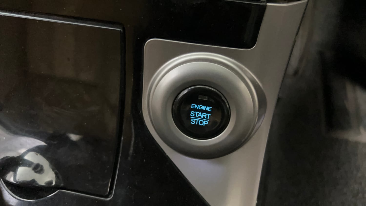Used 2019 Mahindra XUV500 W11 (O) AT Diesel Automatic top_features Keyless start