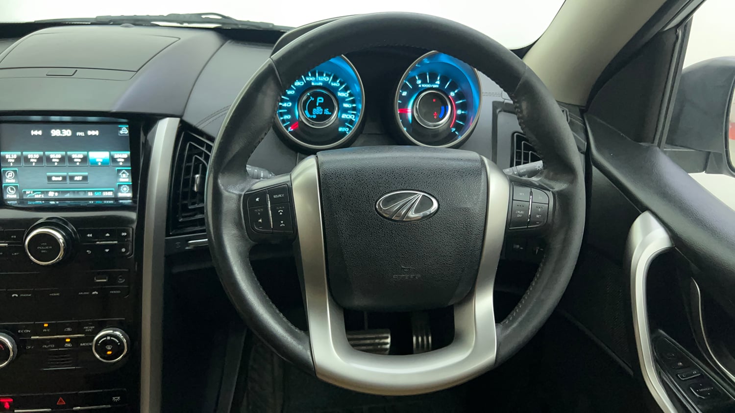Used 2019 Mahindra XUV500 W11 (O) AT Diesel Automatic interior STEERING VIEW