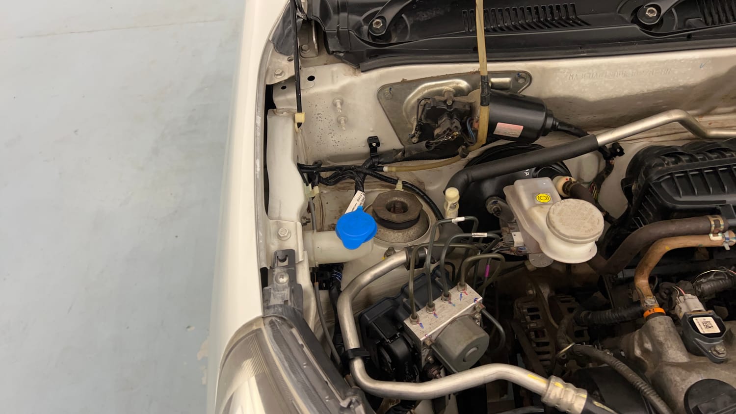 Used 2022 Maruti Suzuki Alto 800 VXi Petrol Manual engine ENGINE RIGHT SIDE HINGE & APRON VIEW