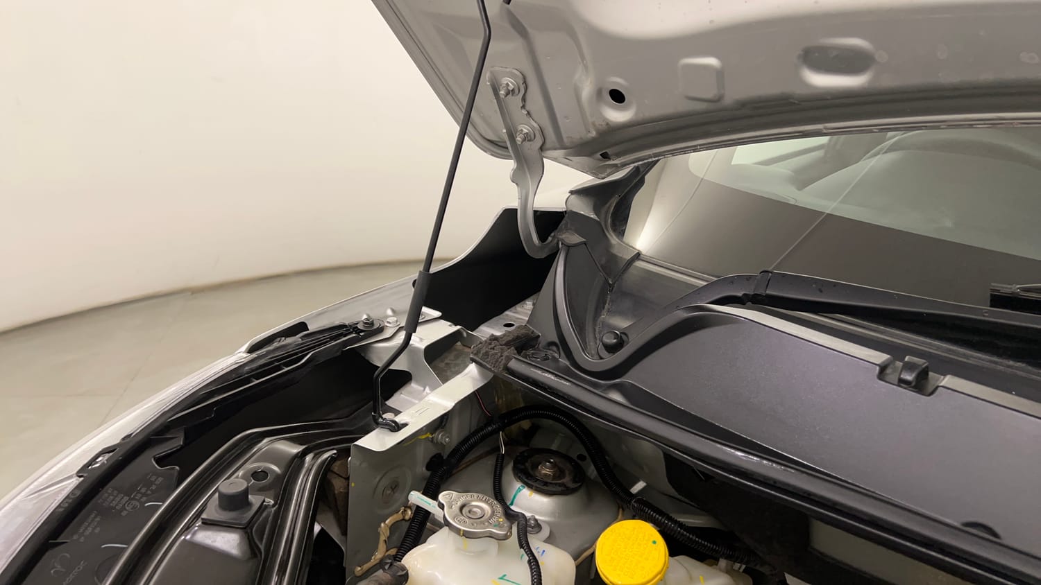 Used 2024 Nissan Magnite XL AMT Petrol Automatic engine ENGINE RIGHT SIDE HINGE & APRON VIEW