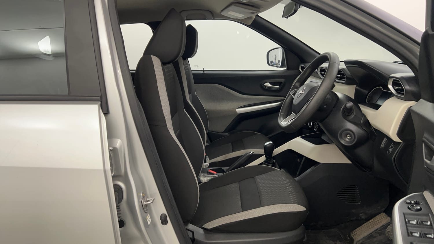 Used 2024 Nissan Magnite XL AMT Petrol Automatic interior RIGHT SIDE FRONT DOOR CABIN VIEW