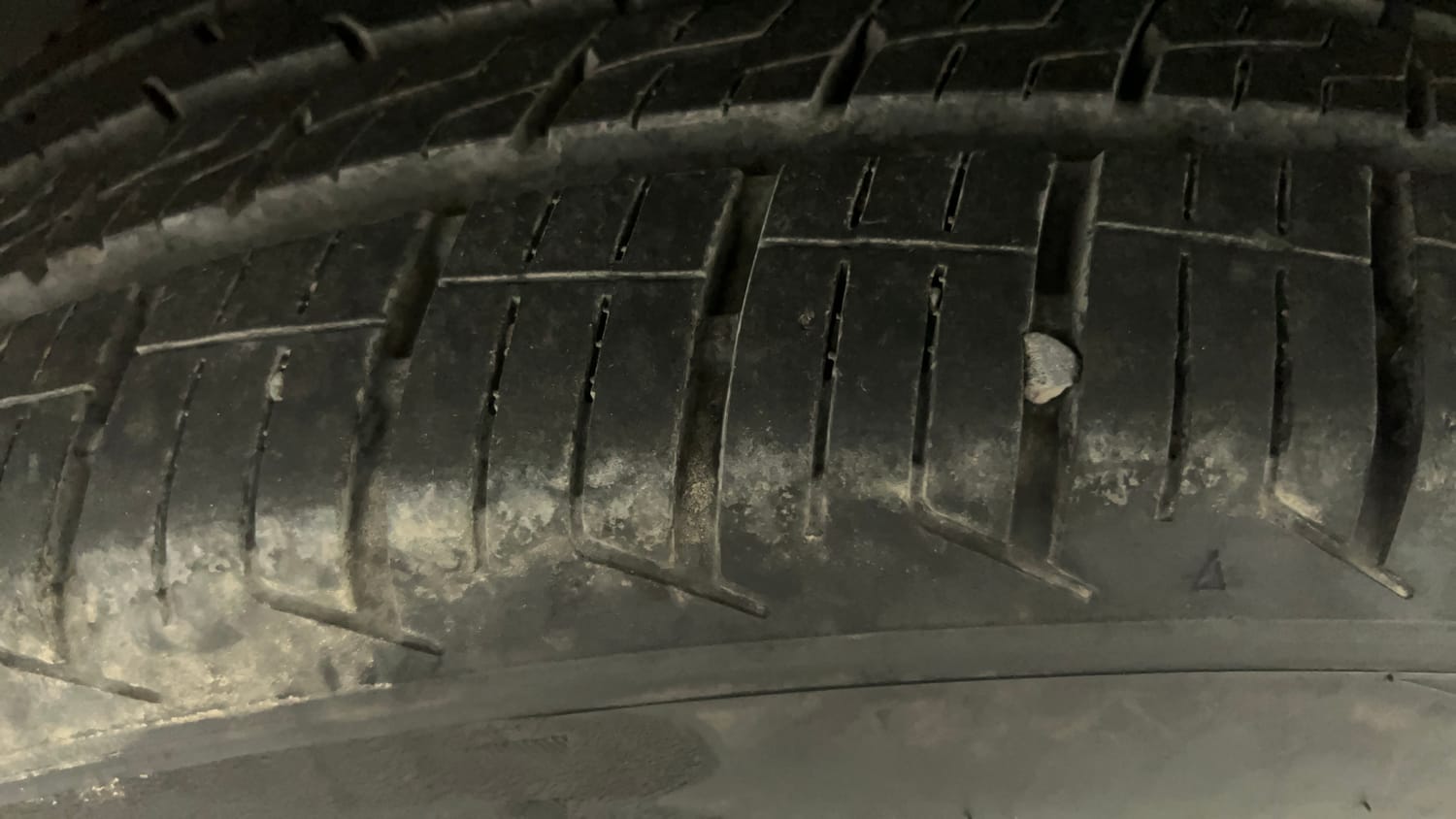 Used 2019 Mahindra XUV500 W11 (O) AT Diesel Automatic tyres LEFT FRONT TYRE TREAD VIEW