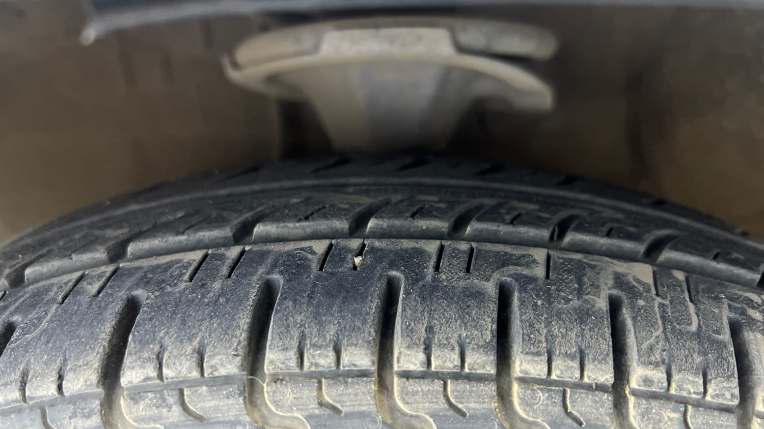 Used 2017 Hyundai i10 Sportz 1.1 iRDE2 Petrol Manual tyres LEFT FRONT TYRE TREAD VIEW