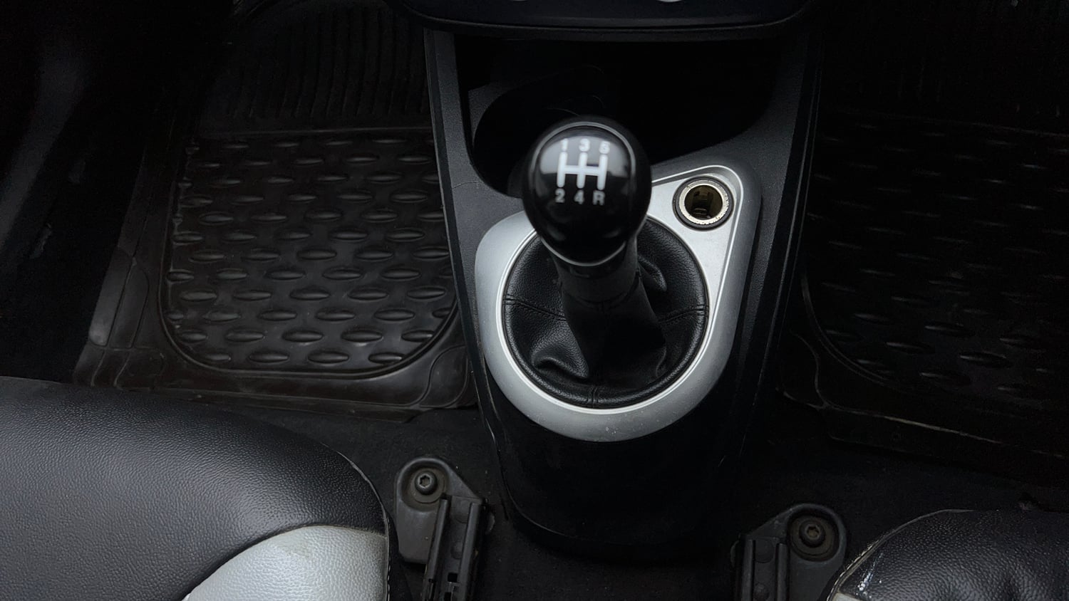 Used 2014 Ford Figo Duratec Petrol EXI 1.2 Petrol Manual interior GEAR  KNOB VIEW