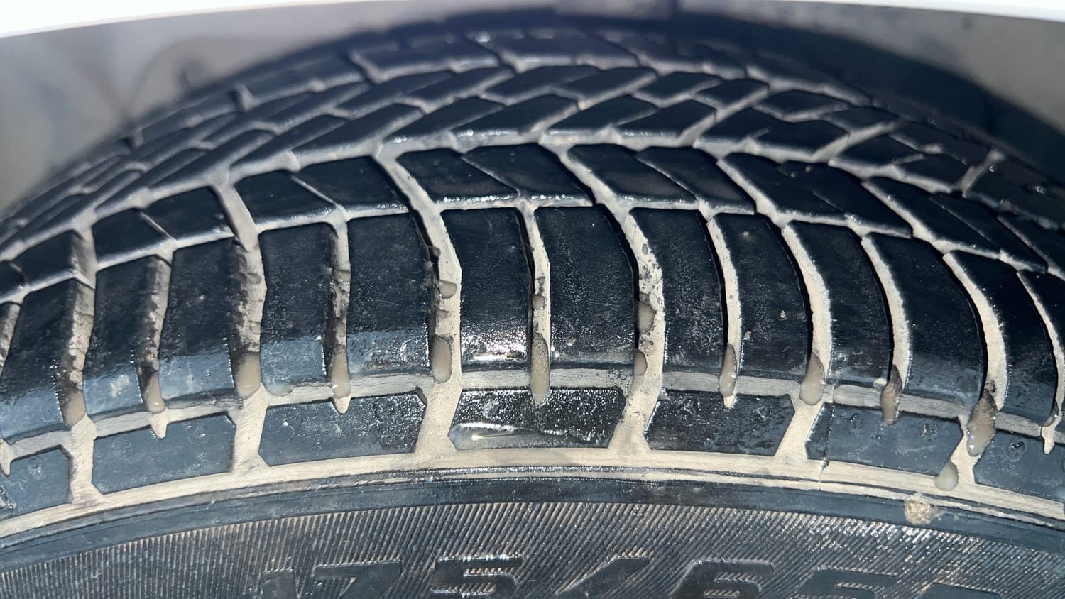 Used 2016 Ford Figo Aspire Trend 1.2 Ti-VCT Petrol Manual tyres LEFT FRONT TYRE TREAD VIEW