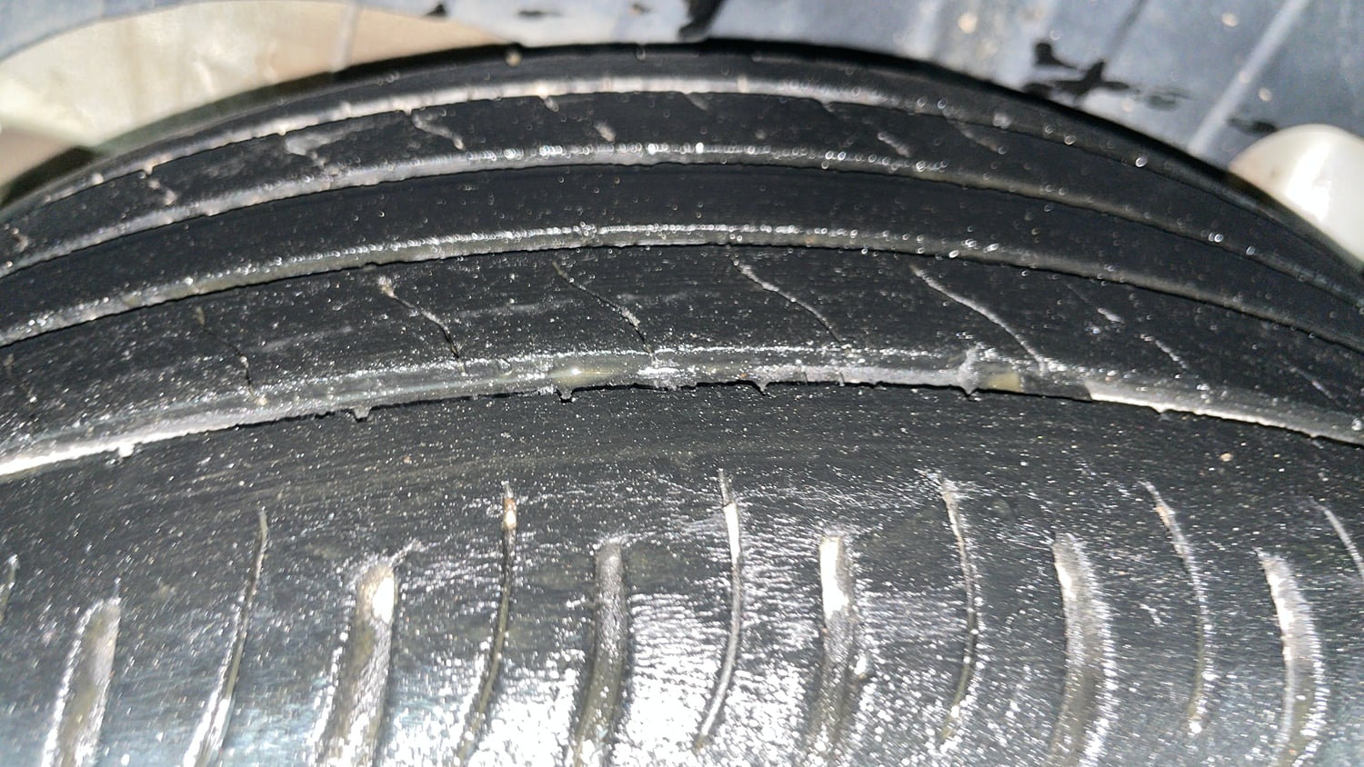 Used 2022 Mahindra XUV 300 W8 1.2 Petrol Petrol Manual tyres RIGHT REAR TYRE TREAD VIEW