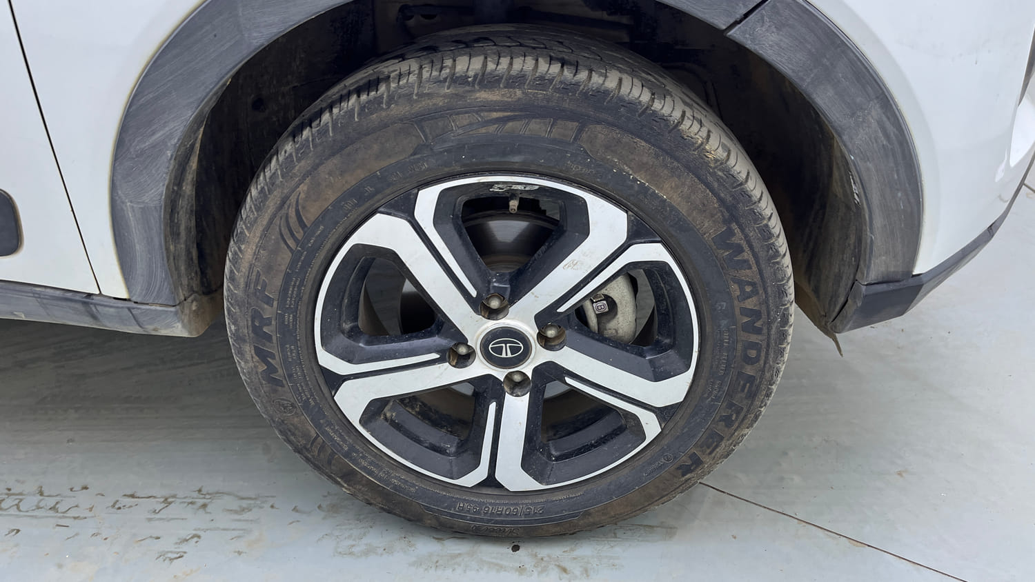 Used 2022 Tata Nexon EV XZ Plus LUX Electric Automatic tyres RIGHT FRONT TYRE RIM VIEW