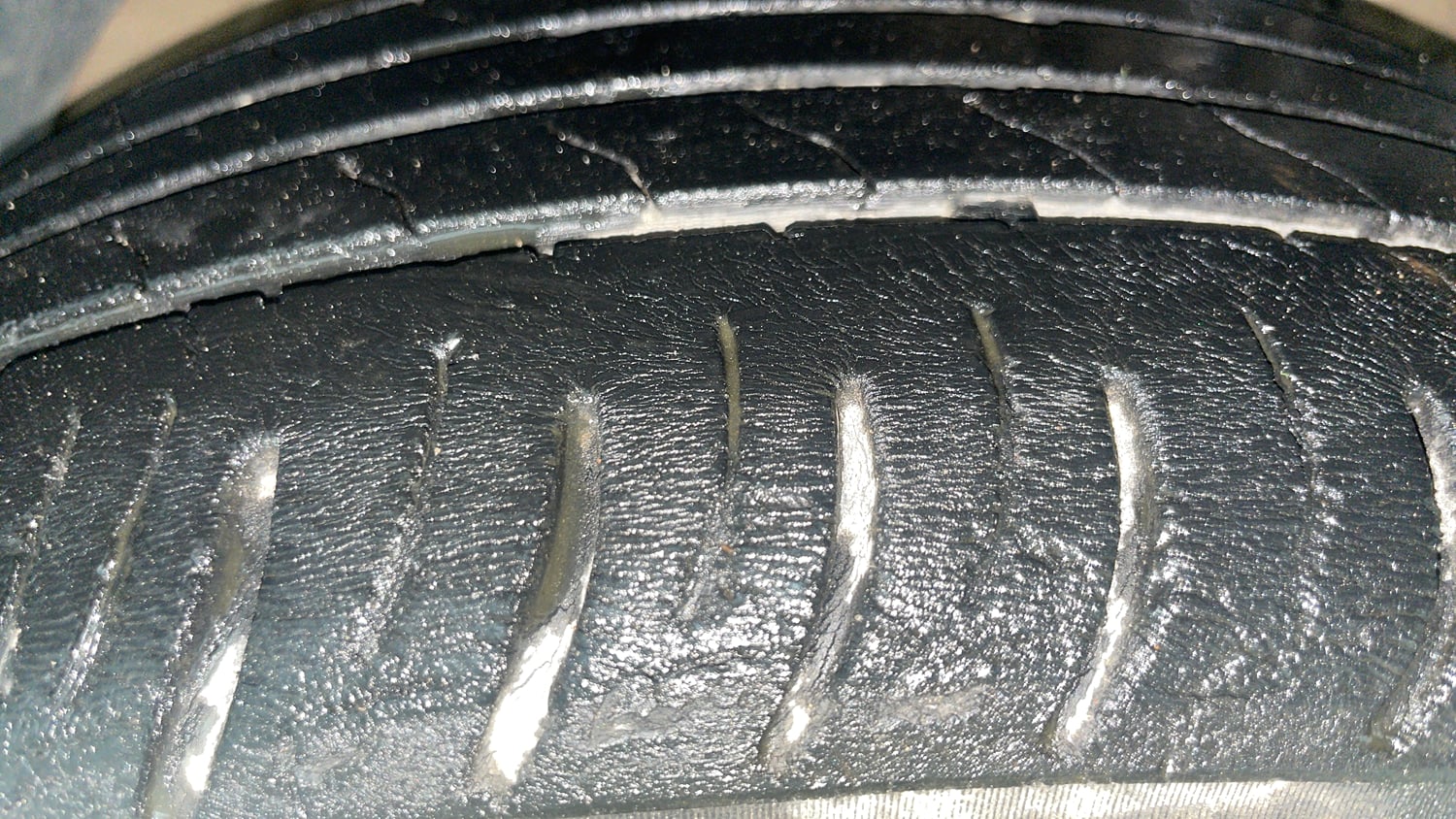 Used 2022 Mahindra XUV 300 W8 1.2 Petrol Petrol Manual tyres RIGHT FRONT TYRE TREAD VIEW