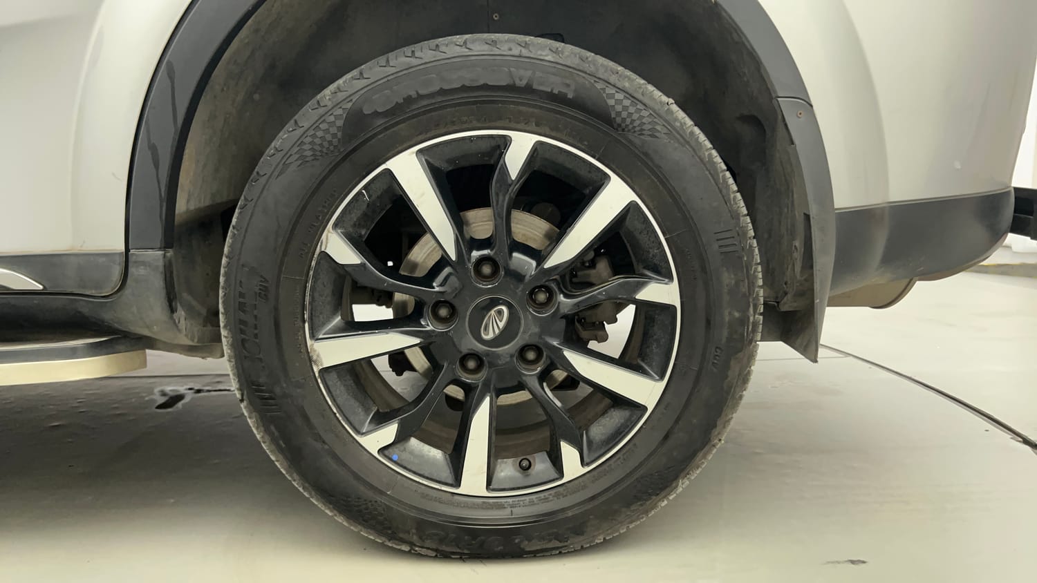 Used 2019 Mahindra XUV500 W11 (O) AT Diesel Automatic tyres LEFT REAR TYRE RIM VIEW
