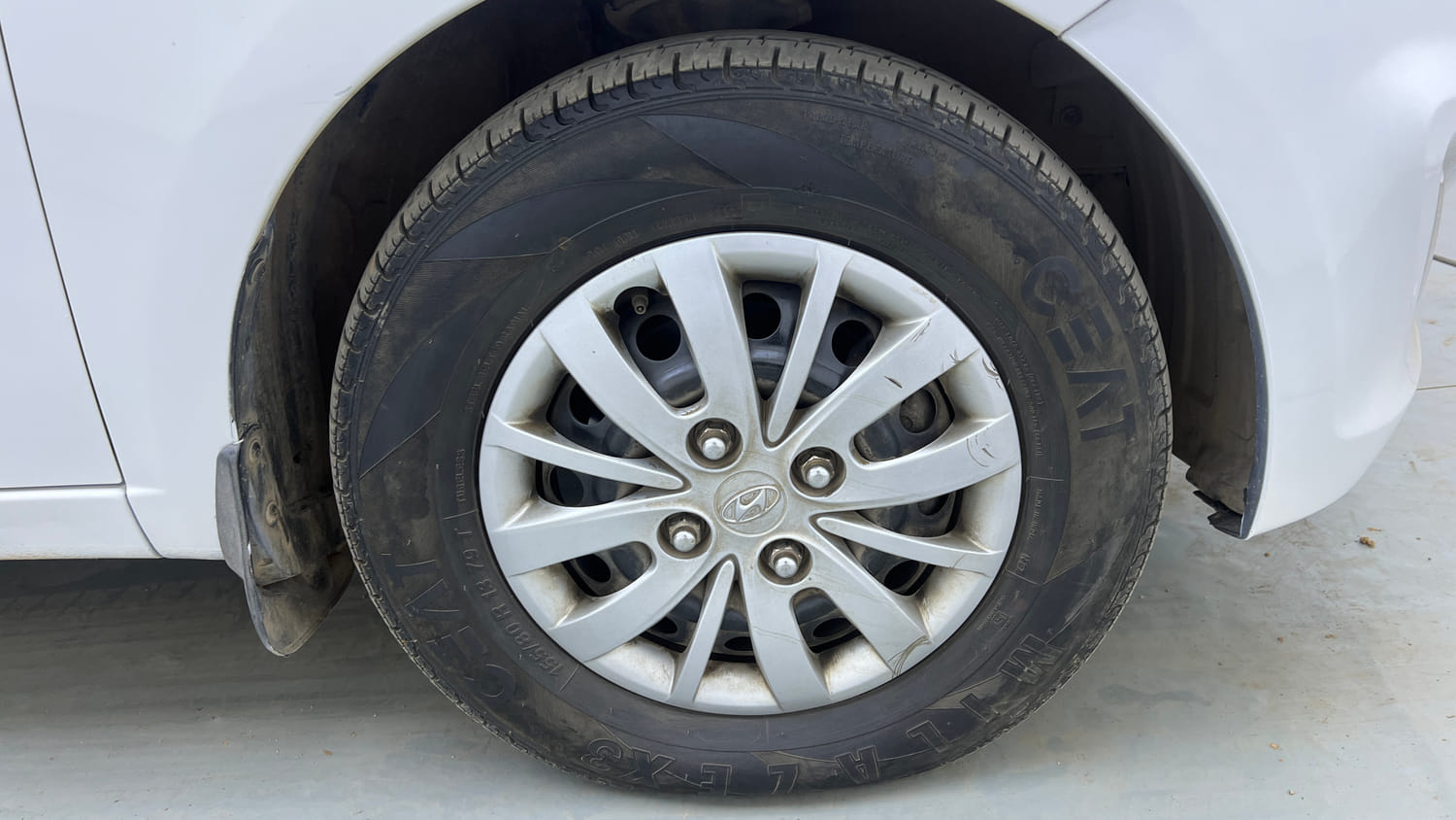 Used 2017 Hyundai i10 Sportz 1.1 iRDE2 Petrol Manual tyres RIGHT FRONT TYRE RIM VIEW