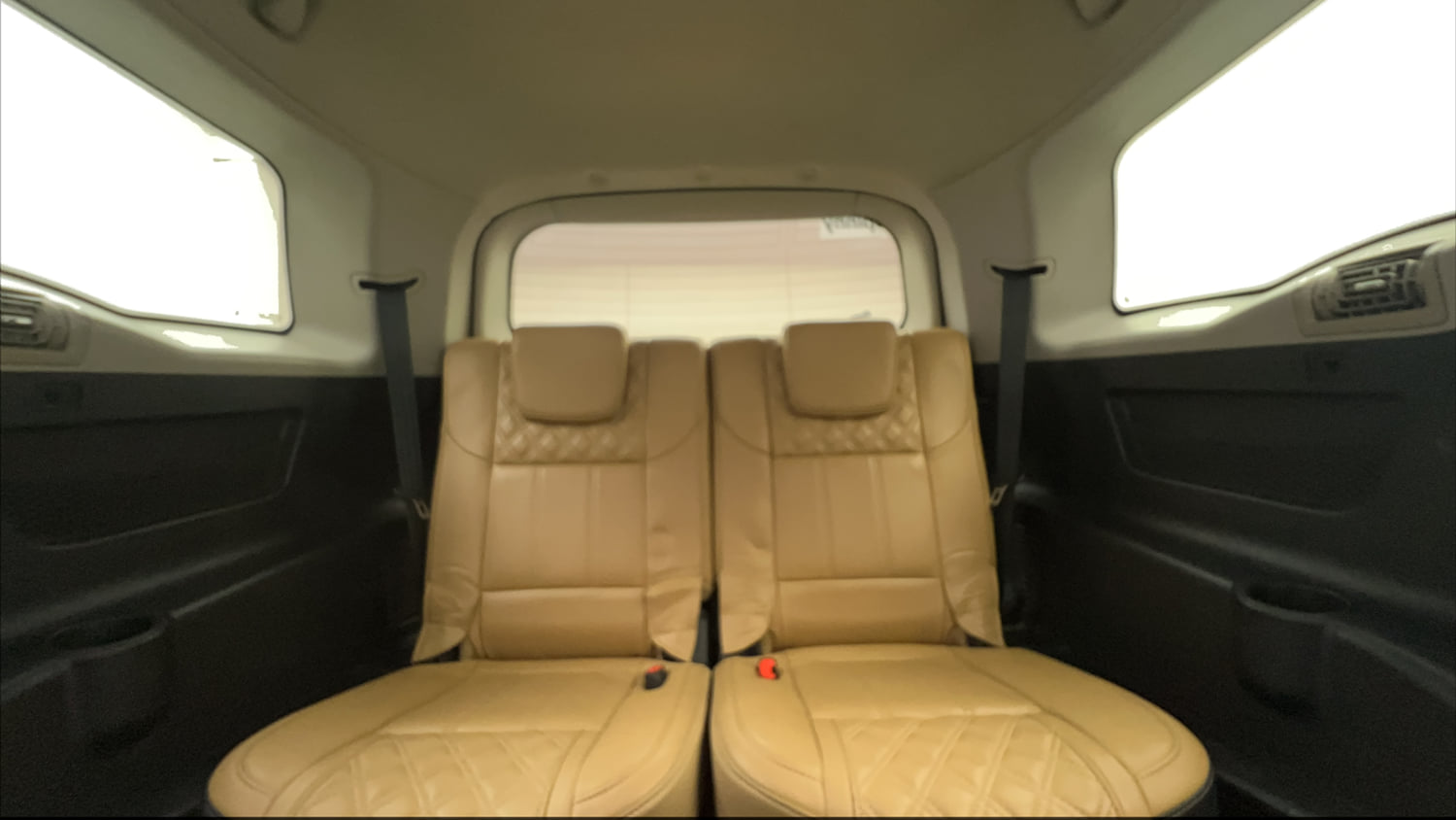 Used 2019 Mahindra XUV500 W11 (O) AT Diesel Automatic interior THIRD ROW SEAT