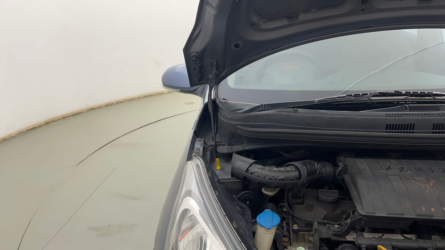 Used 2014 Hyundai Xcent S 1.2 Petrol Manual engine ENGINE RIGHT SIDE HINGE & APRON VIEW
