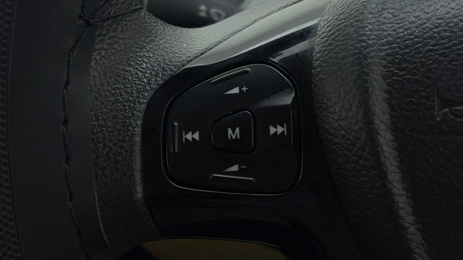 Used 2016 Ford Figo Aspire Trend 1.2 Ti-VCT Petrol Manual top_features Steering mounted controls