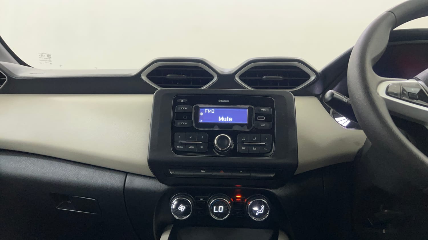 Used 2024 Nissan Magnite XL AMT Petrol Automatic interior MUSIC SYSTEM & AC CONTROL VIEW