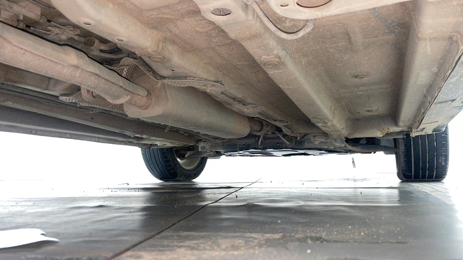 Used 2022 Mahindra XUV 300 W8 1.2 Petrol Petrol Manual extra REAR RIGHT UNDERBODY VIEW