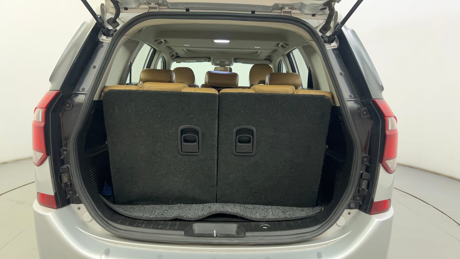 Used 2019 Mahindra XUV500 W11 (O) AT Diesel Automatic interior DICKY INSIDE VIEW