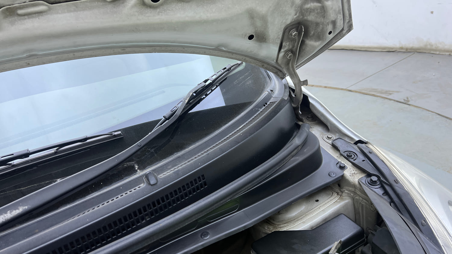 Used 2017 Hyundai i10 Sportz 1.1 iRDE2 Petrol Manual engine ENGINE LEFT SIDE HINGE & APRON VIEW