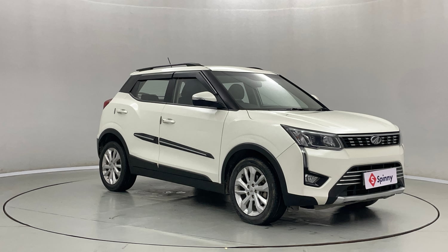 Used 2022 Mahindra XUV 300 W8 1.2 Petrol Petrol Manual exterior RIGHT FRONT CORNER VIEW