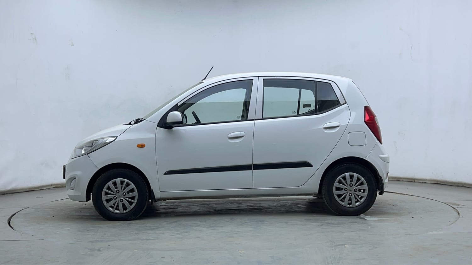 Used 2017 Hyundai i10 Sportz 1.1 iRDE2 Petrol Manual exterior LEFT SIDE VIEW