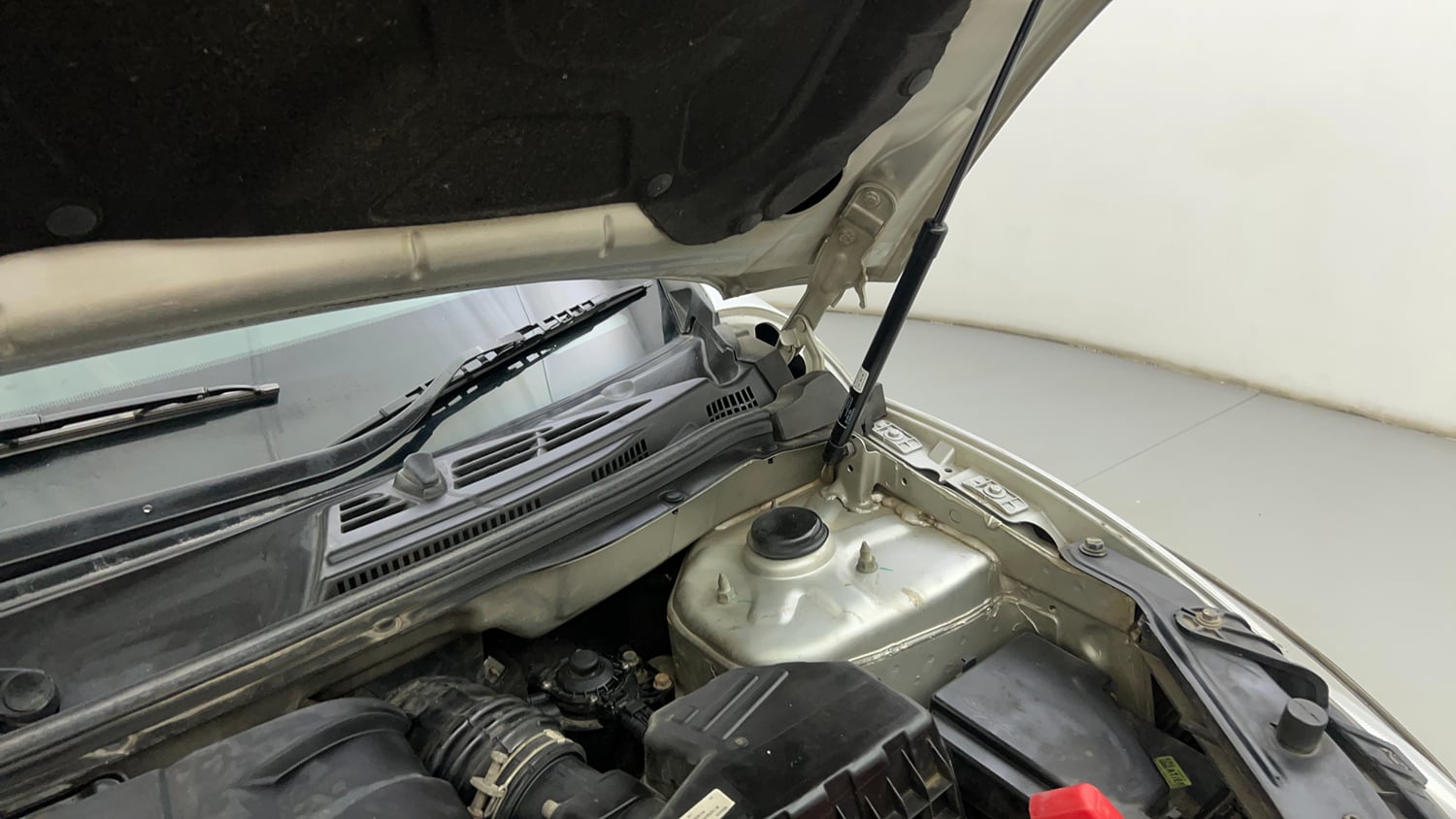 Used 2019 Mahindra XUV500 W11 (O) AT Diesel Automatic engine ENGINE LEFT SIDE HINGE & APRON VIEW