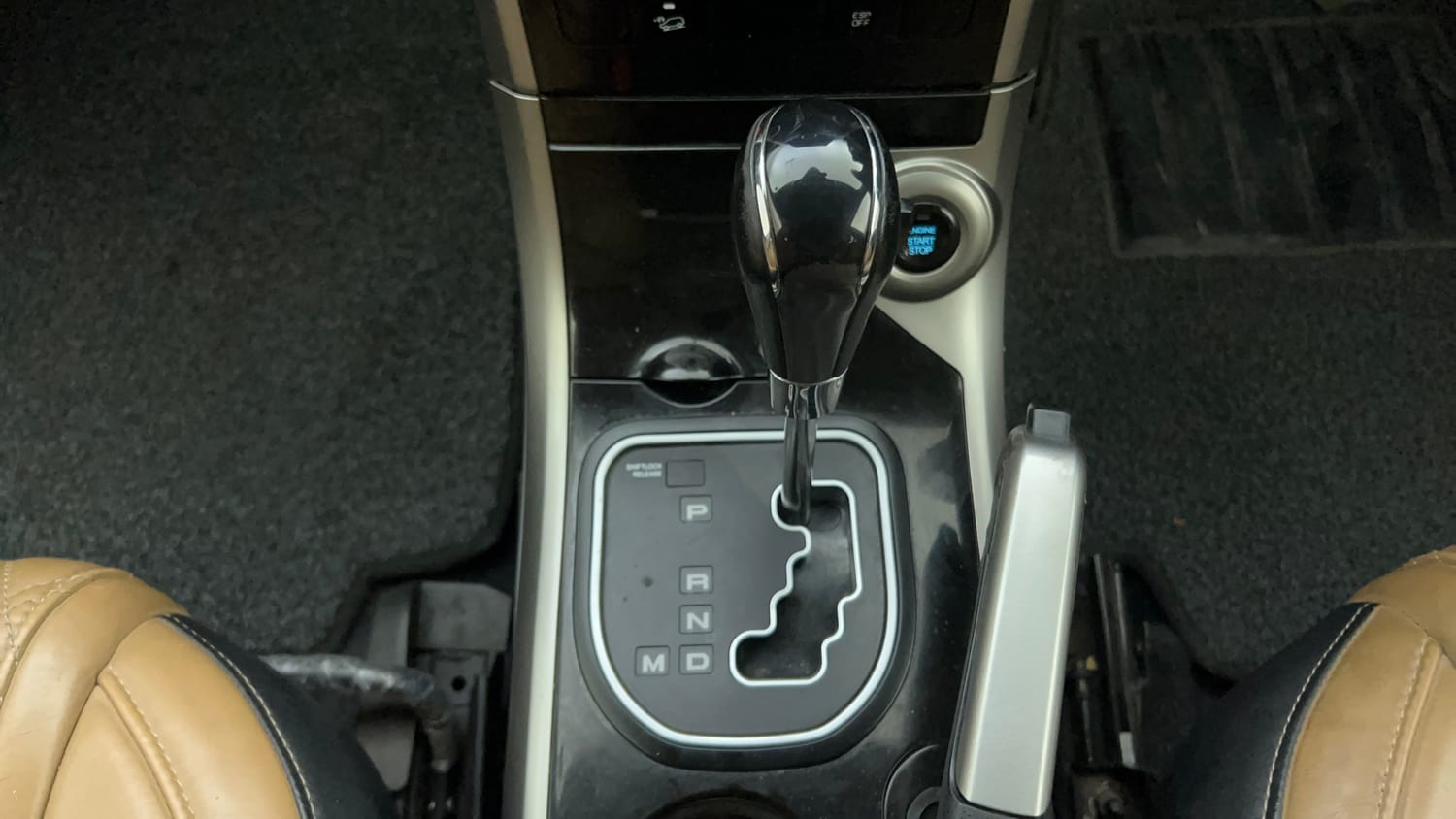Used 2019 Mahindra XUV500 W11 (O) AT Diesel Automatic interior GEAR  KNOB VIEW