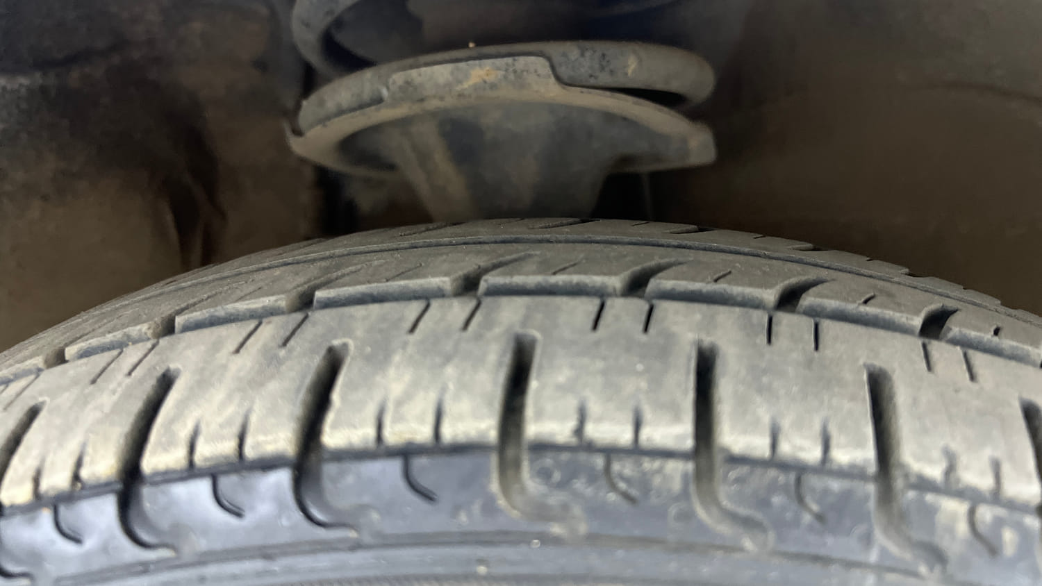Used 2017 Hyundai i10 Sportz 1.1 iRDE2 Petrol Manual tyres RIGHT FRONT TYRE TREAD VIEW