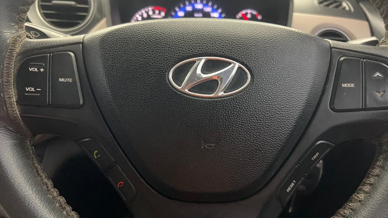 Used 2014 Hyundai Xcent S 1.2 Petrol Manual top_features Steering mounted controls