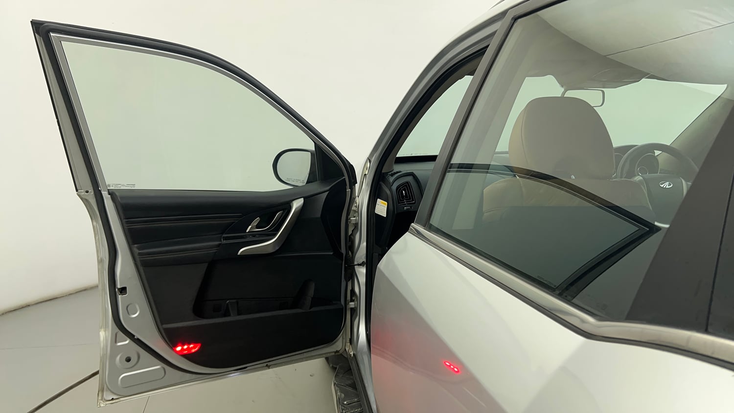 Used 2019 Mahindra XUV500 W11 (O) AT Diesel Automatic interior LEFT FRONT DOOR OPEN VIEW