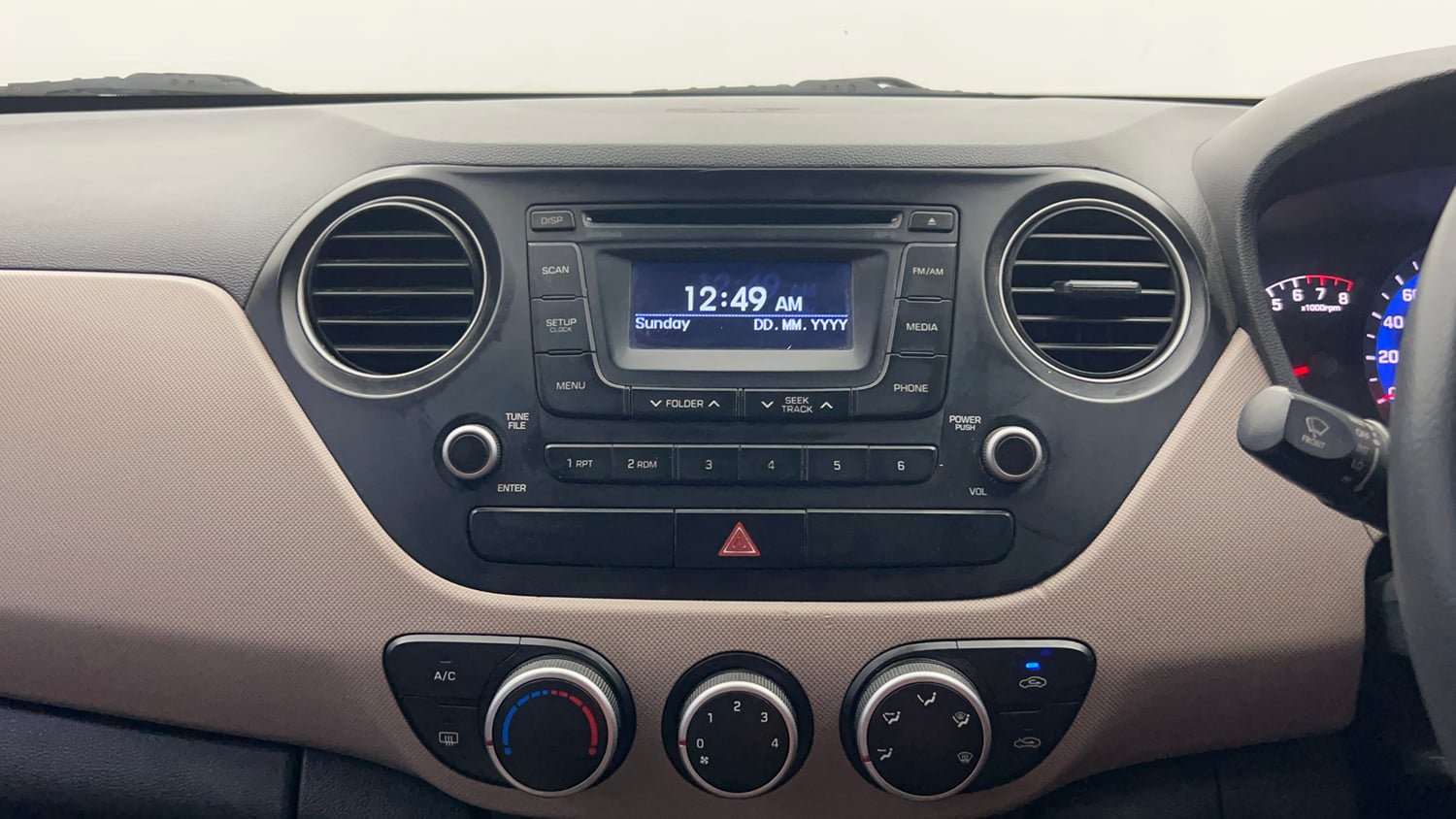 Used 2014 Hyundai Xcent S 1.2 Petrol Manual top_features Integrated (in-dash) music system