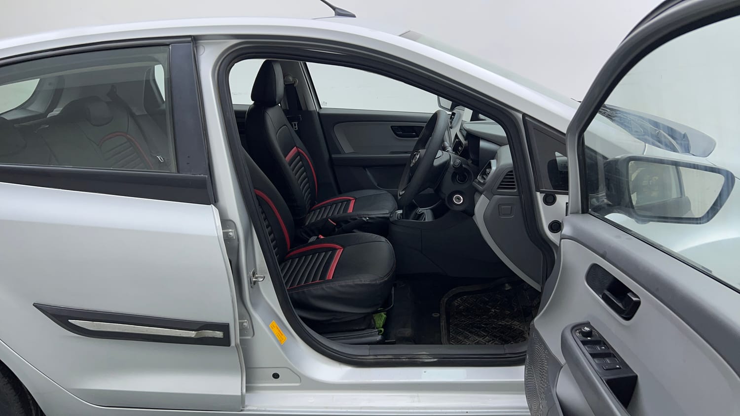 Used 2020 Tata Altroz XM Petrol Petrol Manual interior RIGHT SIDE FRONT DOOR CABIN VIEW
