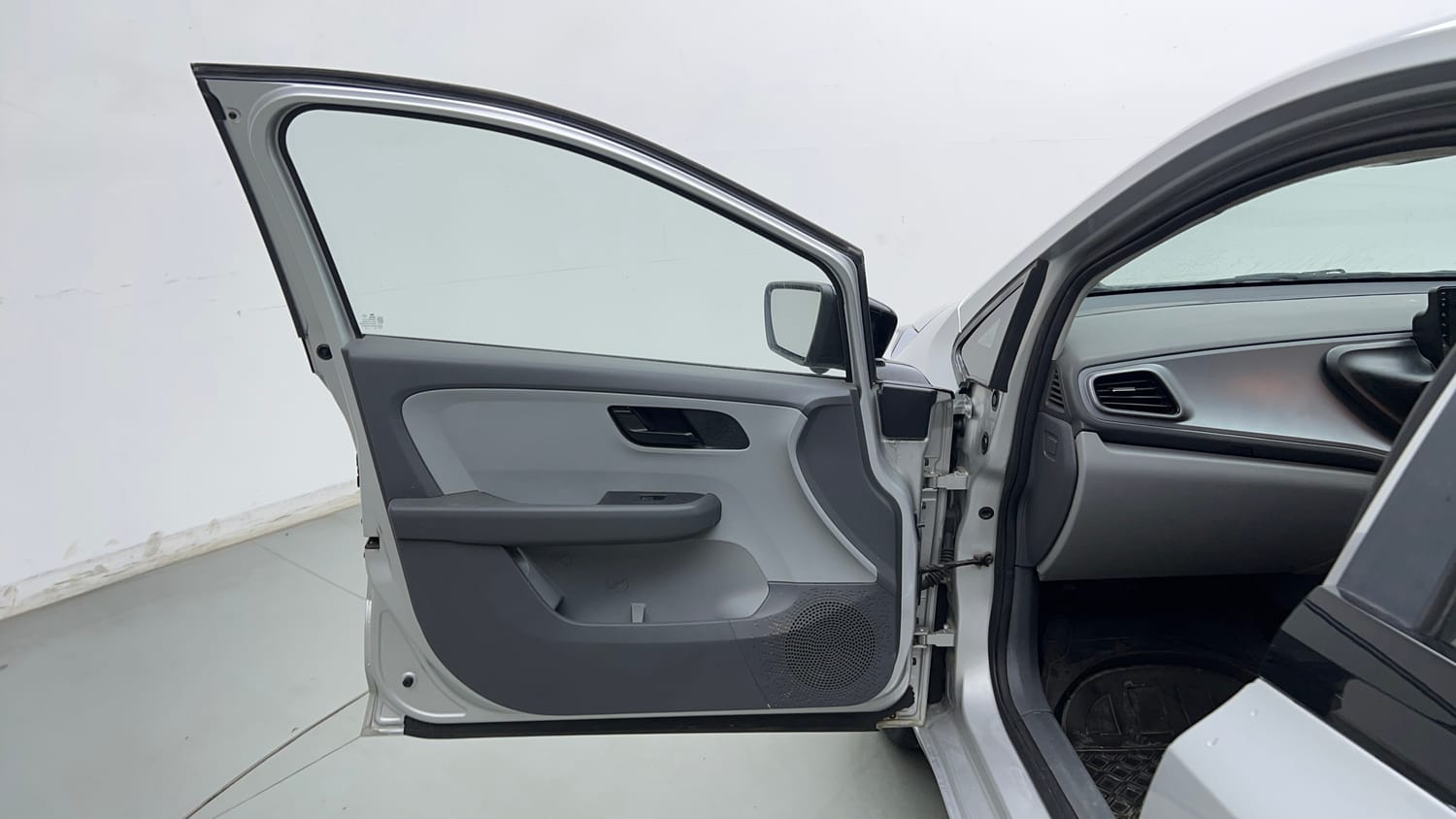 Used 2020 Tata Altroz XM Petrol Petrol Manual interior LEFT FRONT DOOR OPEN VIEW