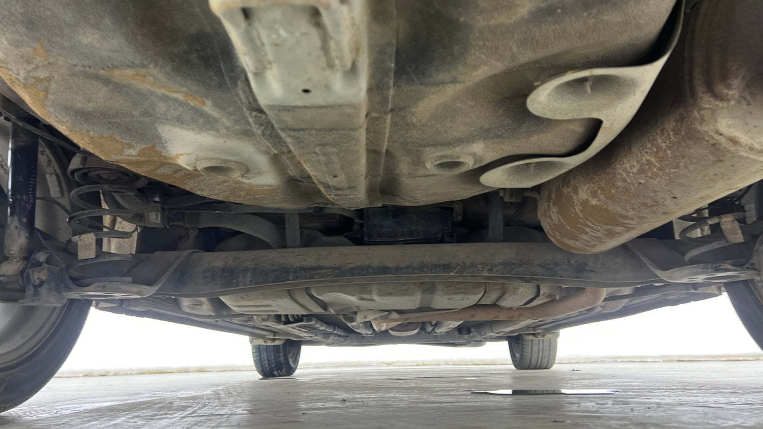 Used 2019 Hyundai Verna SX (O)1.6 VTVT Petrol Manual extra REAR UNDERBODY VIEW (TAKEN FROM REAR)