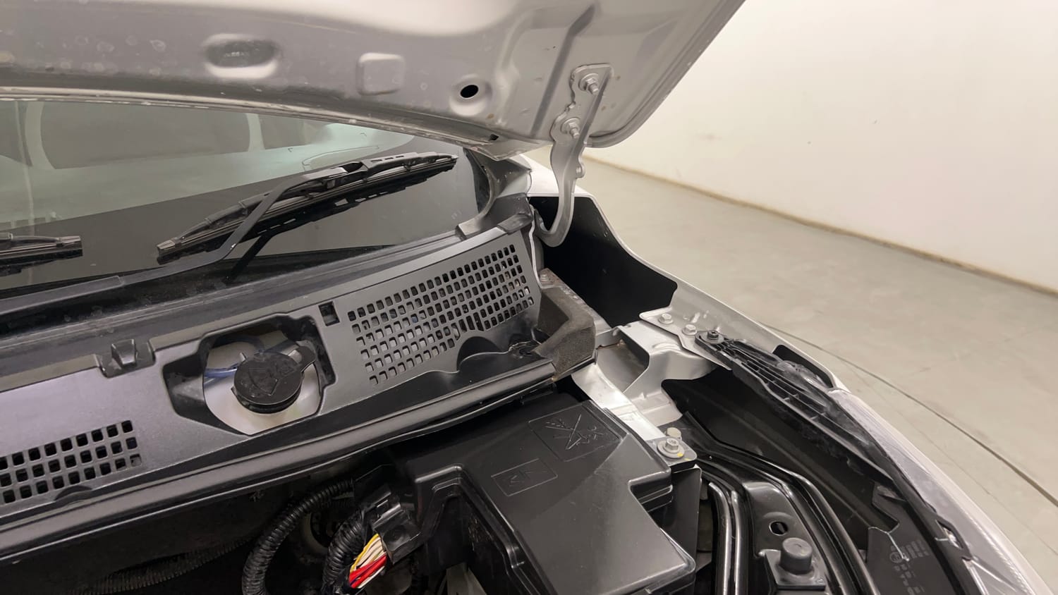 Used 2024 Nissan Magnite XL AMT Petrol Automatic engine ENGINE LEFT SIDE HINGE & APRON VIEW