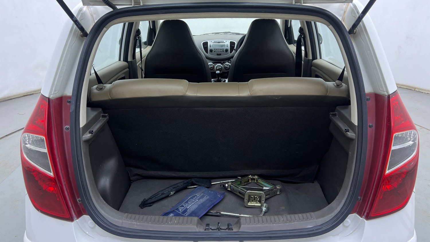 Used 2017 Hyundai i10 Sportz 1.1 iRDE2 Petrol Manual interior DICKY INSIDE VIEW
