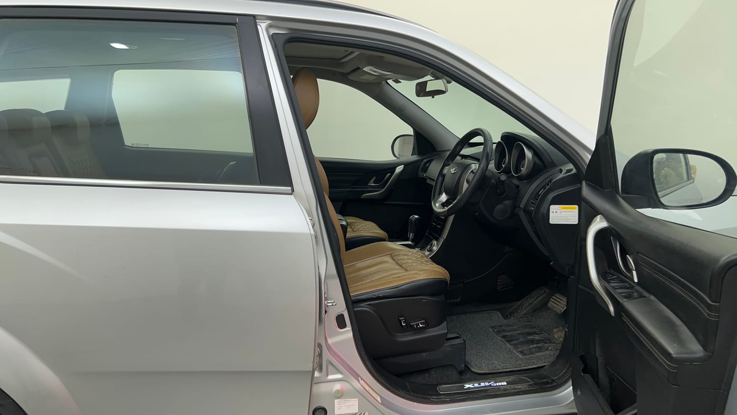Used 2019 Mahindra XUV500 W11 (O) AT Diesel Automatic interior RIGHT SIDE FRONT DOOR CABIN VIEW