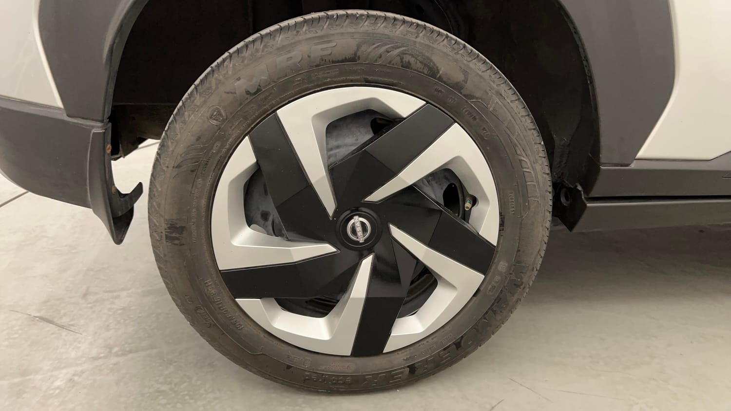 Used 2024 Nissan Magnite XL AMT Petrol Automatic tyres RIGHT REAR TYRE RIM VIEW
