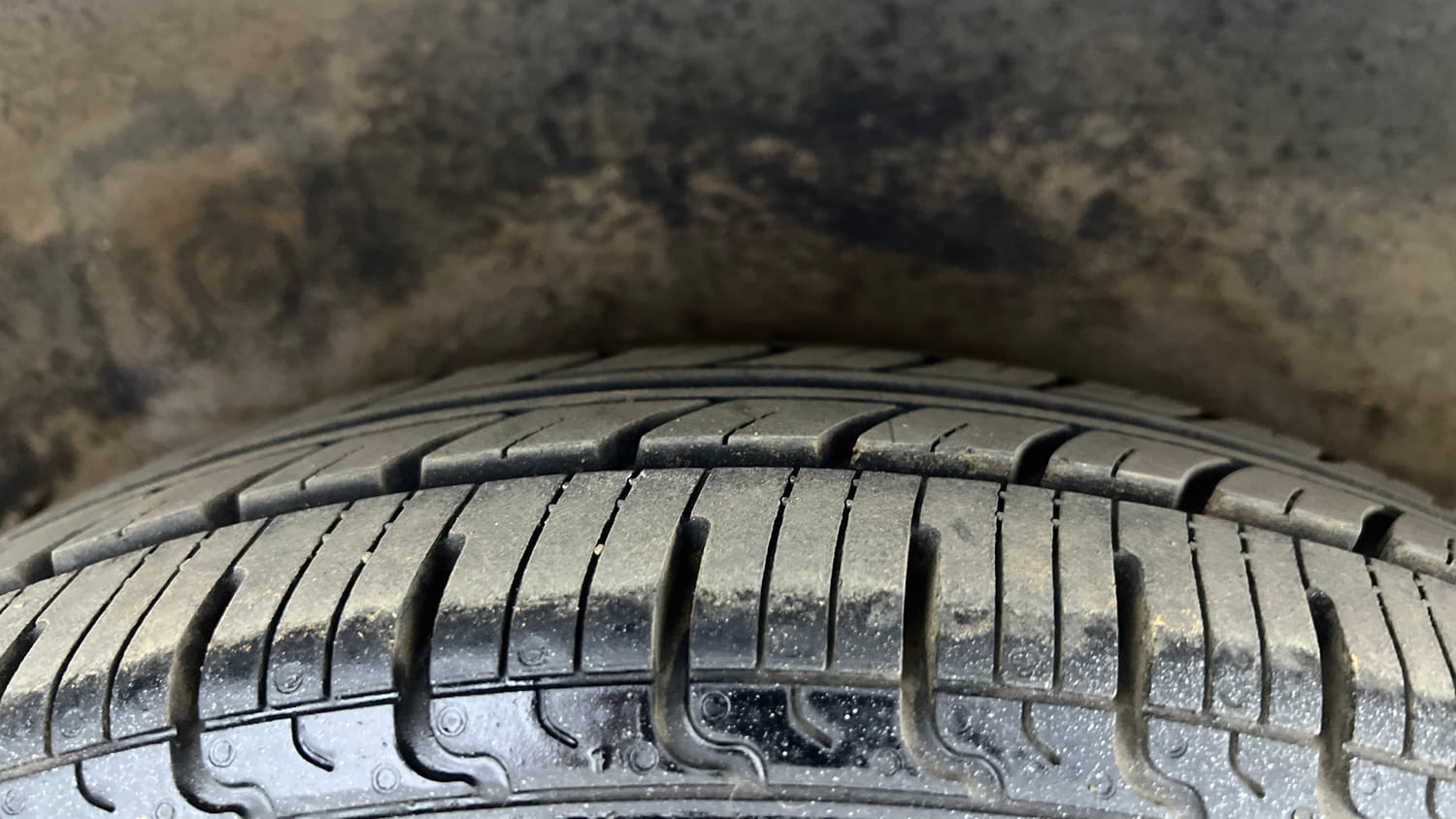 Used 2017 Hyundai i10 Sportz 1.1 iRDE2 Petrol Manual tyres RIGHT REAR TYRE TREAD VIEW