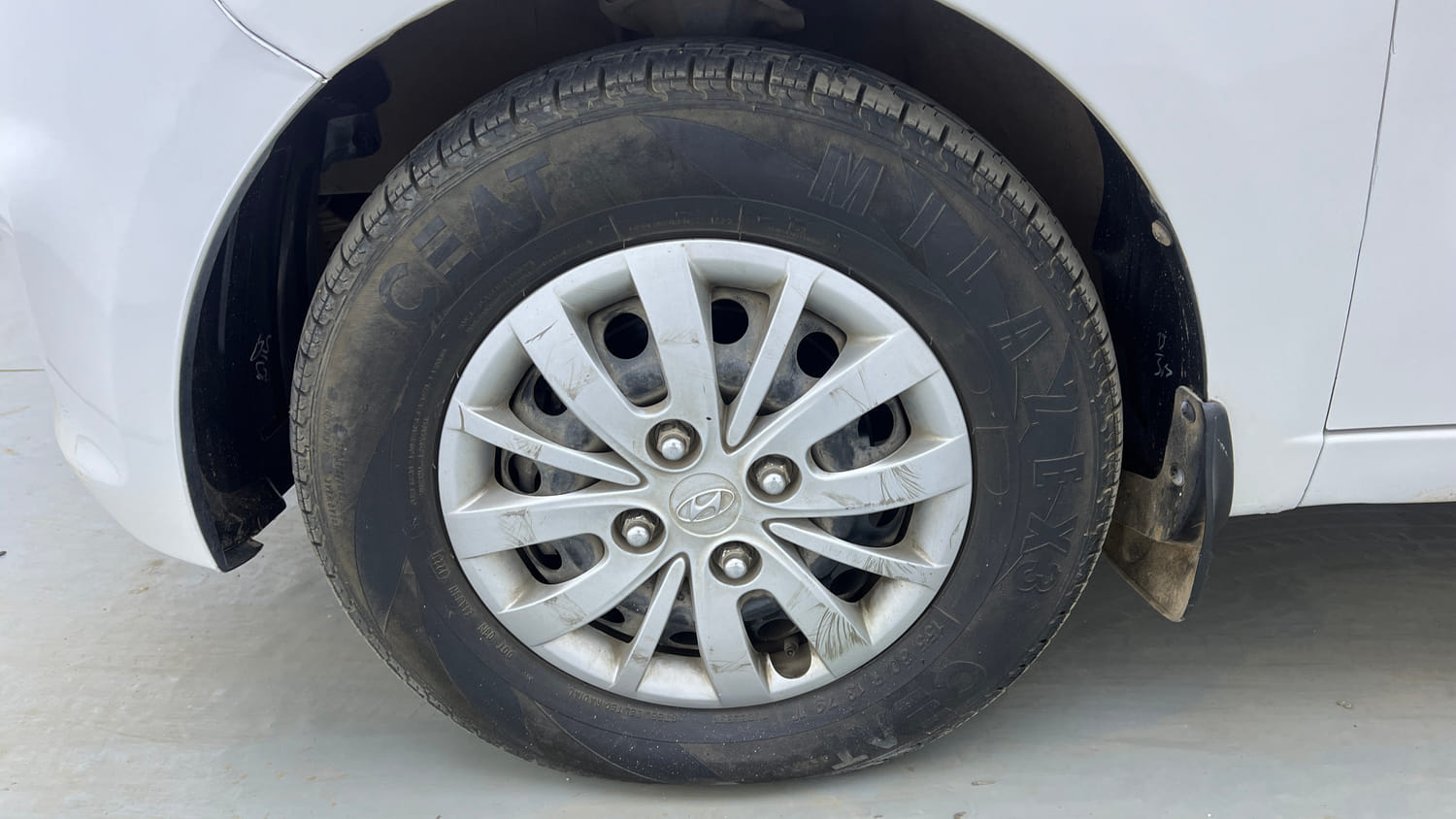 Used 2017 Hyundai i10 Sportz 1.1 iRDE2 Petrol Manual tyres LEFT FRONT TYRE RIM VIEW