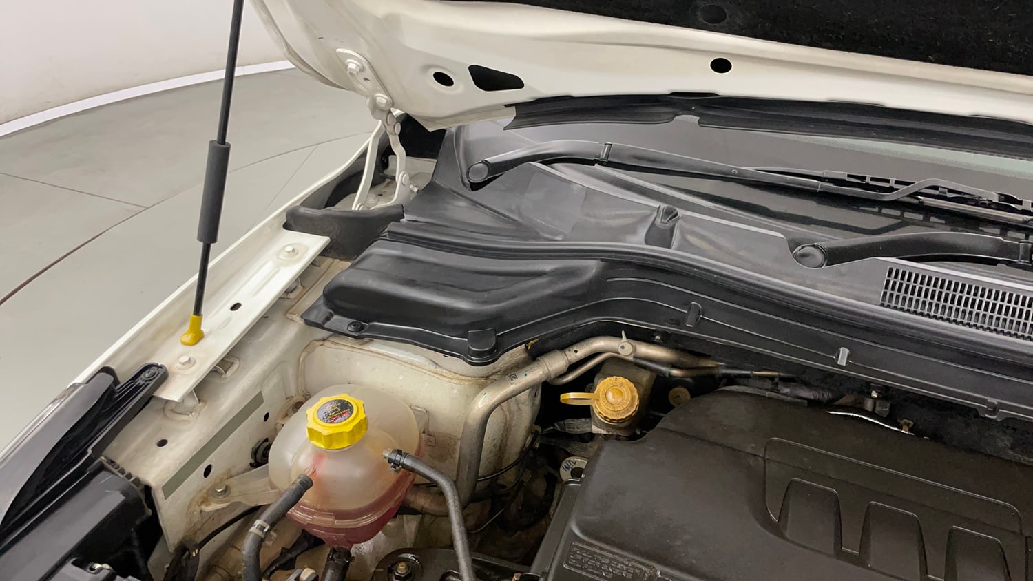Used 2022 Mahindra XUV 300 W8 1.2 Petrol Petrol Manual engine ENGINE RIGHT SIDE HINGE & APRON VIEW