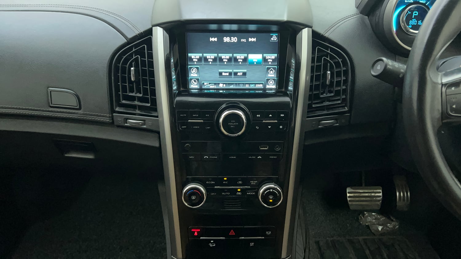 Used 2019 Mahindra XUV500 W11 (O) AT Diesel Automatic interior MUSIC SYSTEM & AC CONTROL VIEW