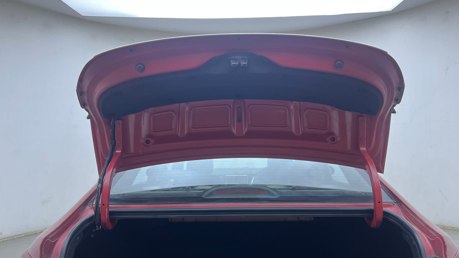 Used 2019 Hyundai Verna SX (O)1.6 VTVT Petrol Manual interior DICKY DOOR OPEN VIEW