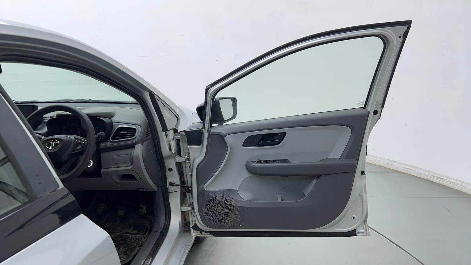 Used 2020 Tata Altroz XM Petrol Petrol Manual interior RIGHT FRONT DOOR OPEN VIEW