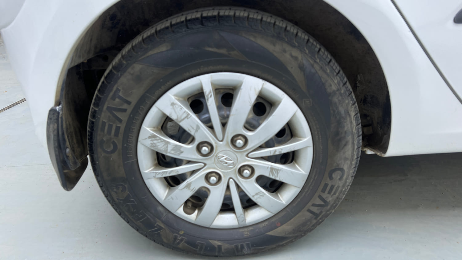 Used 2017 Hyundai i10 Sportz 1.1 iRDE2 Petrol Manual tyres RIGHT REAR TYRE RIM VIEW