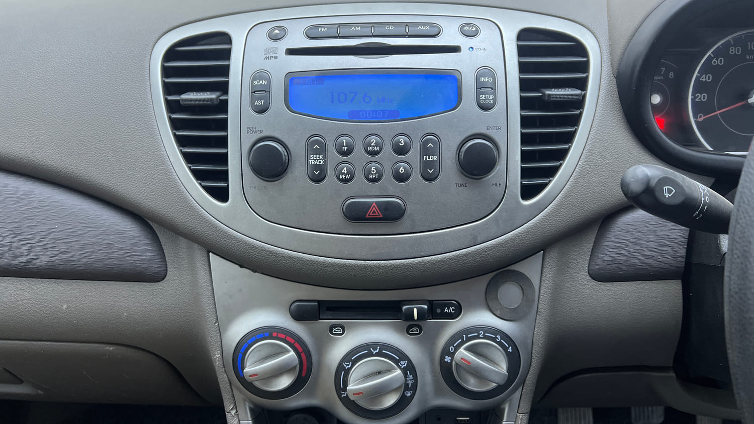 Used 2017 Hyundai i10 Sportz 1.1 iRDE2 Petrol Manual interior MUSIC SYSTEM & AC CONTROL VIEW