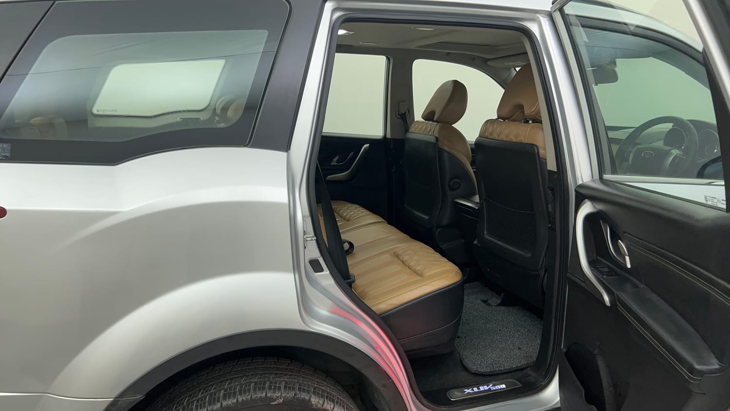 Used 2019 Mahindra XUV500 W11 (O) AT Diesel Automatic interior RIGHT SIDE REAR DOOR CABIN VIEW