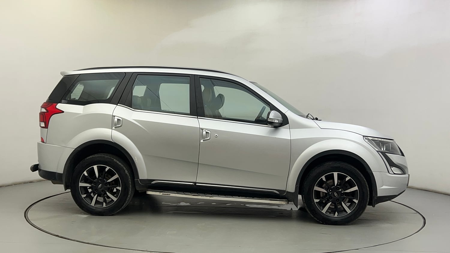 Used 2019 Mahindra XUV500 W11 (O) AT Diesel Automatic exterior RIGHT SIDE VIEW